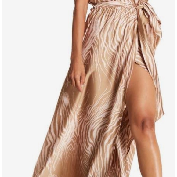 Meghan LA Dresses & Skirts - Meghan LA Beige and White Patterned Skirt